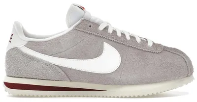 Obrázok produktu pre Nike Cortez SE, zamatová verzia, farby: College Grey, Dark Team Red, Coconut Milk, Sail – veľkosť EU 47,5