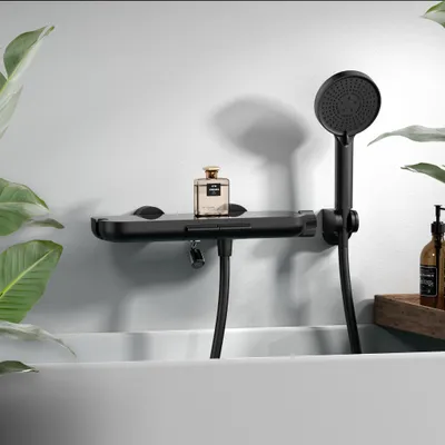 Produktbild von Homelody Brausebatterie-Set, Brausebatterie mit Handbrause & Ablage, Badewannenarmatur Brausehalter und Brauseschlauch inkl. Schwarz