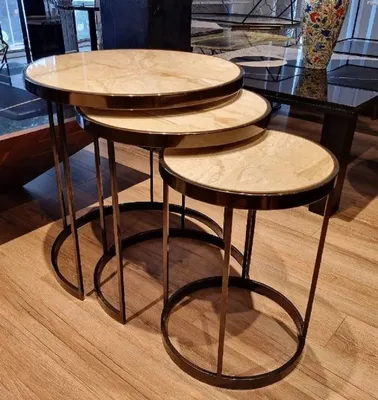 Produktbild von Casa Padrino Luxus Beistelltisch Set Beige / Messing - 3 Runde Metall Tische mit Marmorplatte - Wohnzimmer Möbel - Hotel Möbel - Luxus Möbel - Luxus Einrichtung - Möbel Luxus