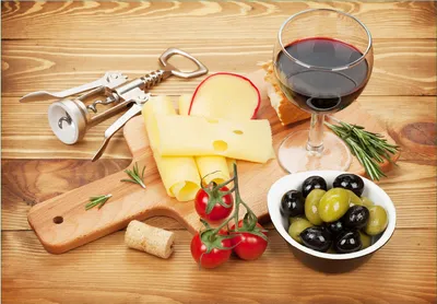 Produktbild von Wallario Fototapete Vliestapete, seidenmatte Oberfläche, einfache Verarbeitung, Größe 300 x 210 cm, Motiv Genuss am Abend - Rotwein, Käseplatte, Oliven und Tomaten