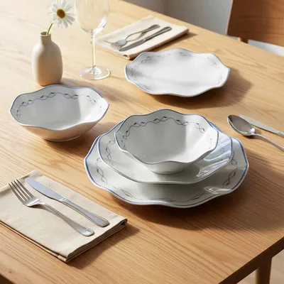 Produktbild von Hermia Concept, Hochwertiges 24-teiliges Dinner-Set aus 100% Porzellan, Weiß und Blau | 6 Servierplatten (25 cm), 6 Teller (21 cm), 6 Schalen (16 cm), 6 Dessertteller (19 cm) | Spülmaschinen- und mikrowellengeeignet.