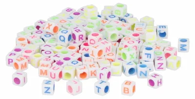 Zdjęcie produktu dla Koraliki plastikowe, kostki z białymi literami, sortowane, 6 mm, 1000 sztuk