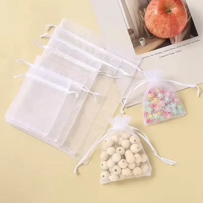 Produktbild von 100 Stück weiße Organzasäckchen für Weihnachten
