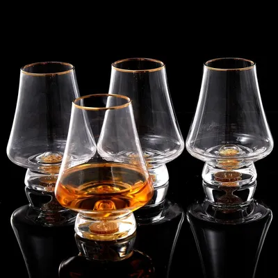 Zdjęcie produktu dla Zestaw 4 kryształowych szklanek do whisky o pojemności 235 ml z płatkami 24-karatowego złota