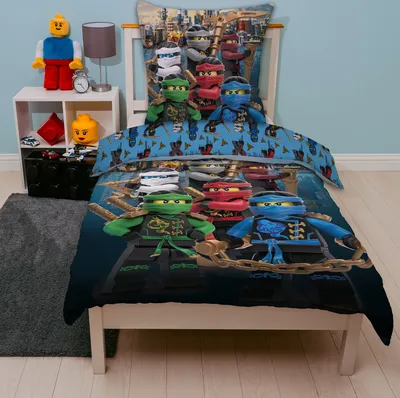 Produktbild von Lego Ninjago Bettwäsche Set für Jungen · Kinderbettwäsche 135x200 80x80 cm aus 100% Baumwolle mit Reißverschluss · Motiv Assemble mit Lloyd, Kai, Jay, Nyia, Cole, Zane & Meister Wu