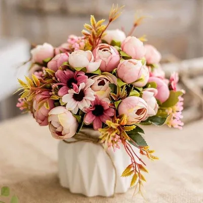 Produktbild von Keramische Blumenarrangement mit Seidenrose und Tischvase