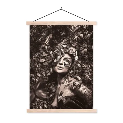 Produktbild von MuchoWow® Textilposter Frau - Pflanzen - Schmetterling 40x53 cm mit holzfarbenen Rahmen - Schlafzimmer