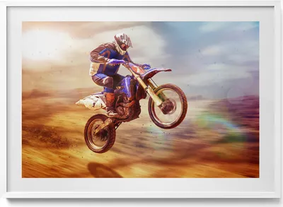 Produktbild von Motorradfahrer in der Wüste– Wandbild mit Rahmen – Gerahmtes Bild  – Wanddekoration – 100x70 cm –  Weiß Rahmen