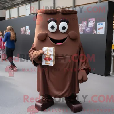 Productafbeelding van Mascottekarakter REDBROKOLY van een bruine chocoladereep gekleed met een cover-up en pochetten