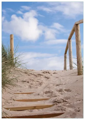 Produktbild von Wallario Premium Glasbild, freischwebende Optik, kräftige Farben, Größe 100 x 70 cm Motiv Auf der Holztreppe zum Strand