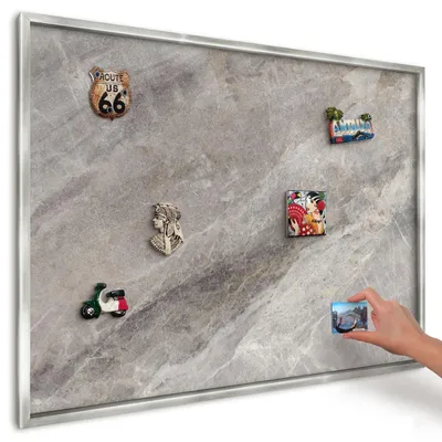 Produktbild von Magnettafel 100x70 cm in einem silbernen Rahmen - Magnetische Metalltafel, Magnetpinnwand zur Wandmontage für Wohnzimmer, Küche, Flur, Kinderzimmer und Büro - Steintextur