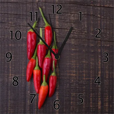 Produktbild von Wallario Design Wanduhr Rote Paprikaschoten auf einem dunkelbraunem Holzbrett aus Echtglas, Größe 30 x 30 cm