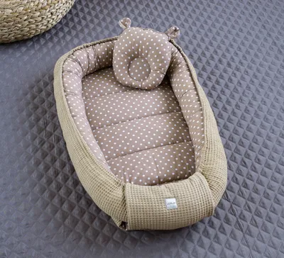 Produktbild von Taupe WAFFELPIQUE/ Braun PUNKTE Babynestchen Unterlage 2 Tlg SET Babynest Wicleklunterlage Reisebett Babydecke Babyausstattung 2 Seitig PREMIUM