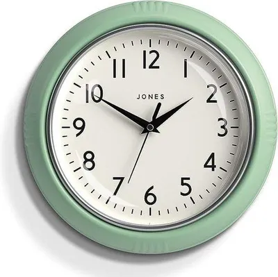 Produktbild von Unyqoos® Retro Wanduhr The Ketchup – 25 cm, matt puder‑grau Acrylgehäuse mit silberner Lünette, gut ablesbare Ziffern, Quarzwerk, 1×AA Batterie, Aufhängeschlitz
