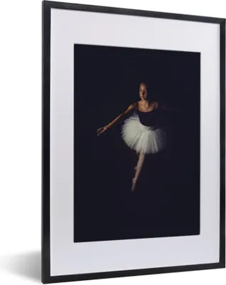 Produktbild von MuchoWow® MuchoWow® Gerahmtes Poster Junge Ballerina auf schwarzem Hintergrund 30x40 cm - Poster mit zchwarzem Bilderrahmen - Wandposter Schlafzimmer