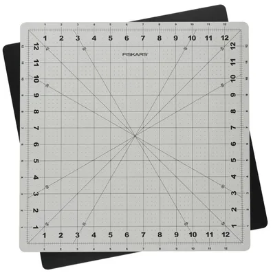 Image de Tapis de découpe Fiskars : Rotatif, dimensions 33 x 33 cm, auto-cicatrisant, rotatif à 360 degrés, avec lignes angulaires de 30°, 45° et 60°