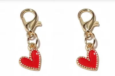 Image de Pendentifs en forme de cœur - Rouge avec un cœur doré - 2 pièces - Porte-clés en forme de cœur - Porte-bonheur - Cadeau attentionné - Cœur porté à la ceinture - CHPN