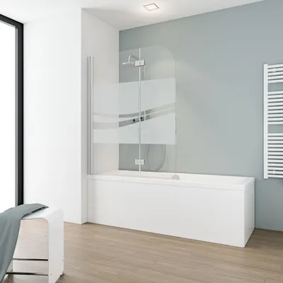 Ein sandbestrahlter Badewannenaufsatz im Design Liane auf einer Badewanne mit einem Duschsystem.

