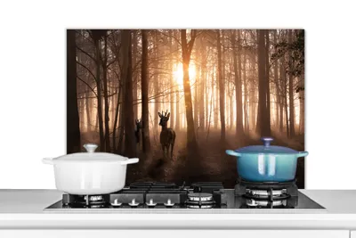Obrázok produktu pre KitchenYeah® splashback kuchyňa - kuchynský splashback - ochrana steny sporáka a drezu - les - jeleň - slnko - stromy - zima - príroda - zvieratá 80x55 - hliníkový dibond (alternatíva k sklenenému splashbacku) -