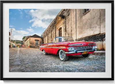 Produktbild von Rotes altes Auto im kolumbianischen Viertel– Wandbild mit Rahmen – Gerahmtes Bild  – Wanddekoration – 100x70 cm –  Schwarz Rahmen
