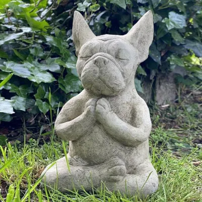 Image de Sculpture de chien : Bouledogue français méditant, en résine, pour la maison et le jardin