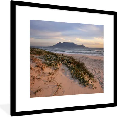 Produktbild von MuchoWow® Gerahmtes Poster Strand und Meer mit dem Tafelberg im Hintergrund 40x40 cm - Poster mit Schwarzem Bilderrahmen Wandposter Rahmen Foto Bilder - Poster - Plakat im Rahmen