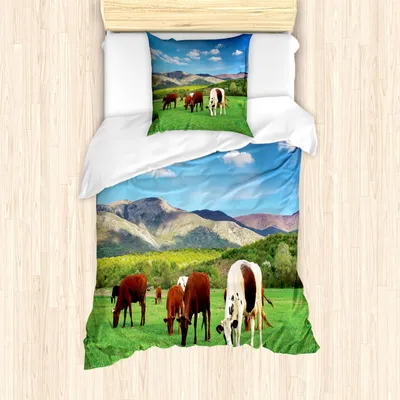 Produktbild von ABAKUHAUS Das Vieh Bettbezug Set, Bunte Herde von Kühen auf der grünen Wiese umgeben durch Gebirgsnatur-Zusammensetzung, 135 x 200 cm + 80 x 80 cm, Mehrfarbig