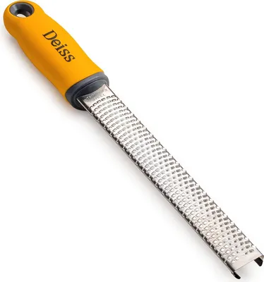 Produktbild von Deiss PRO Käsereibe - Parmesankäse, Zitrone, Ingwer, Knoblauch, Muskatnuss, Schokolade, Gemüse, Früchte - Rasiermesserscharfe Edelstahlklinge, breit, spülmaschinenfest Zester