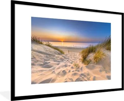 Produktbild von MuchoWow® Gerahmtes Poster Düne - Sonnenuntergang - Horizont - Strand - Gras 90x60 cm - Poster mit Schwarzem Bilderrahmen Wandposter Rahmen Foto Bilder - Wanddekoration - Fotos
