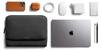 Obrázok produktu pre Bellroy Laptop Caddy Sleeve 14" – Dostupné v štyroch farbách – Vyrobené z 90 % recyklovaného polyesteru – Rozmery: 255 x 330 x 25 mm – Čierna farba