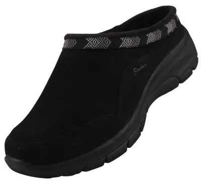 Das Bild zeigt einen schwarzen flachen Schuh der von der Seite zu sehen ist. Der Schuh hat eine glatte Oberfläche und eine flexible Sohle die für Komfort sorgt.