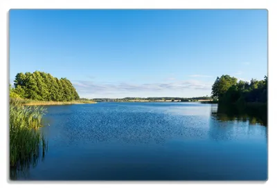 Produktbild von Wallario Frühstücksbrettchen aus Glas 20 x 30 cm mit rutschfesten Füßen, Motiv Malerischer See mit Schilf unter blauem Himmel