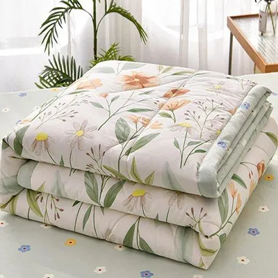 Obrázok produktu pre Unyqoos® Dekoračná prikrývka na posteľ, 150x200 cm – kvetinový vzor (zelená) a motív trávy (biela), poťah z polyesteru s bavlnou výplňou, celoročná prikrývka vhodná na posteľ aj na pohovku
