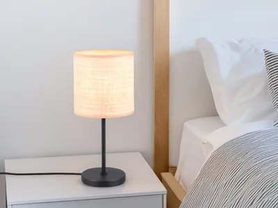 Produktbild von Designklassiker LED Nachttischlampe mit Lampenschirm aus Bast Fensterbank, 37cm