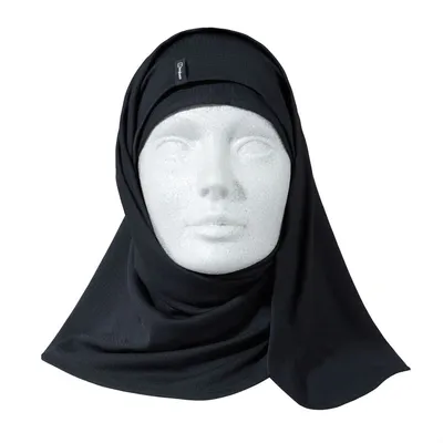 Schwarzer Hijab von Berghaus; aus leichtem Material; ideal für aktive Nutzung.