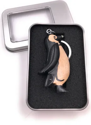 Produktbild von Schlüsselanhänger Holz Pinguin watschelnd Vogel Antarktis Anhänger in Geschenkbox
