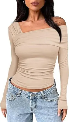 Produktbild von Damen Langarmshirt mit asymmetrischem Ausschnitt - Gerafftes, figurbetontes Crop-Top im Y2K-Stil