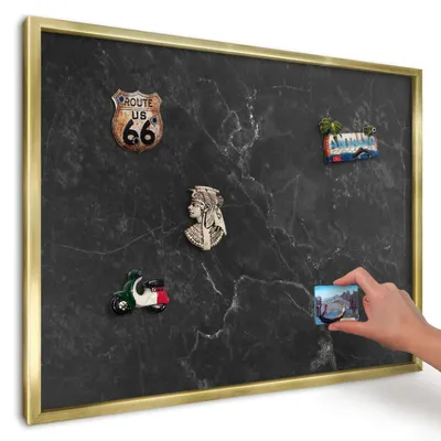 Produktbild von Magnettafel 70x50 cm mit goldenem Rahmen - Magnetische Metalltafel, Magnetpinnwand zur Wandmontage für Wohnzimmer, Küche, Flur, Kinderzimmer und Büro - Schwarzer Marmor