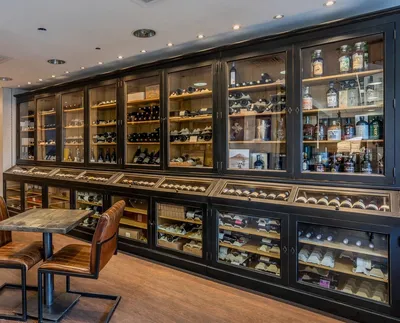 Produktbild von Casa Padrino Landhausstil Weinschrank Antik Schwarz / Naturfarben 440 x 70 x H. 240 cm - Massivholz Barschrank - Massivholz Schrank im Landhausstil - Bar Möbel - Landhausstil Möbel
