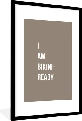 Produktbild von MuchoWow® Gerahmtes Poster Zitat - Grau - Ich bin bikinifähig 60x90 cm - Poster mit Schwarzem Bilderrahmen Wandposter Rahmen Foto Bilder - Dekoration - Wandposter Wohnzimmer - Hochwertig