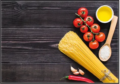 Produktbild von Wallario Wandbild Italienisches Menü mit Spaghetti, Tomaten, Salz und Chilischoten, Größe: 70,30 x 100,30 cm, Poster mit schwarzem Aluminiumrahmen