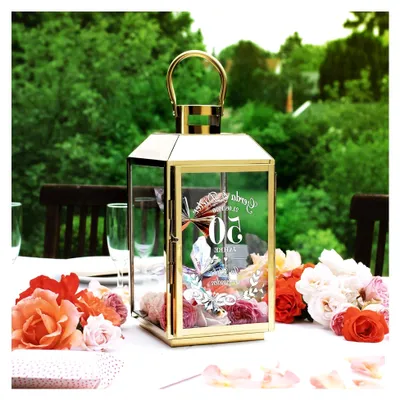 Produktbild von Laterne aus goldfarbenem Edelstahl mit Gravur zur Goldenen Hochzeit, personalisiert mit Namen und Datum, Deko-Windlicht als Geschenkidee für Paare zum 50. Hochzeitstag