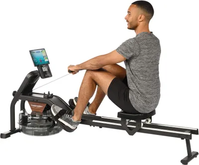 Produktbild von Christopeit Garda Wasserrudergerät – Authentisches Wasser-Rudertraining mit 10 L Wassertank, Gelenkschonend & Platzsparend, Integrierter Trainingscomputer, Tablet-Halterung, Kinomap-kompatibel, Höhenverstellbarer Sitz, Mobil mit Transportrollen – Ganzkörper Fitness für Zuhause