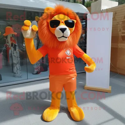 Produktbild von Orangefarbener REDBROKOLY Löwe Maskottchen Kostüm charakter bekleidet mit einem Empire-Taillenkleid und einer Sonnenbrille
