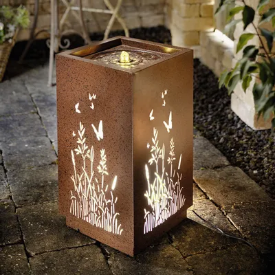 Produktbild von Outdoor Brunnen "Blumenwiese" aus Metall mit Rost Finish, LED Beleuchtung, Springbrunnen 30x30x55cm, Gartenbrunnen