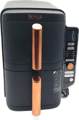 Produktbild von Ninja Double Stack XL Heißluftfritteuse, 2 vertikale Schubladen, 4 Kochstufen, 2 Einschübe, platzsparendes Design, 9,5 L Fassungsvermögen, 6 Funktionen, 8 Portionen, Zange, Schwarz/Kupfer SL400EUCP