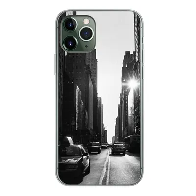 Produktbild von MuchoWow® Handyhülle Schutzhülle Hülle für iPhone 11 Pro Eine ruhige Straße in New York in Schwarz und Weiß Silikon Softcase Handy Hülle - Handy