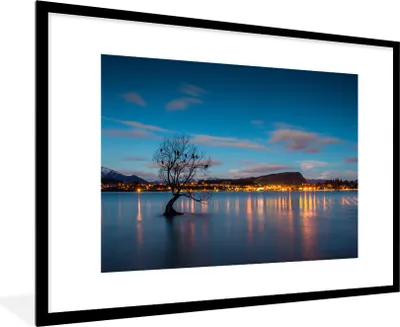 Produktbild von MuchoWow® Gerahmtes Poster Baum - See - Stadt 90x60 cm - Poster mit Schwarzem Bilderrahmen Wandposter Rahmen Foto Bilder - Wanddekoration - Fotos