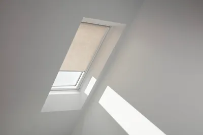 Produktbild von VELUX Sichtschutzrollo sandbeige gepunktet manuell Rahmen aluminium RFL SK06 4171S
