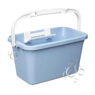 Zdjęcie produktu dla WIELOFUNKCYJNY WIADRO SINI Wischeimer 15 L – idealne do sprzątania domu, w tym mycia okien, podłóg i sauny. Posiada wbudowane uchwyty i przemyślane detale. Wyprodukowane w Finlandii.